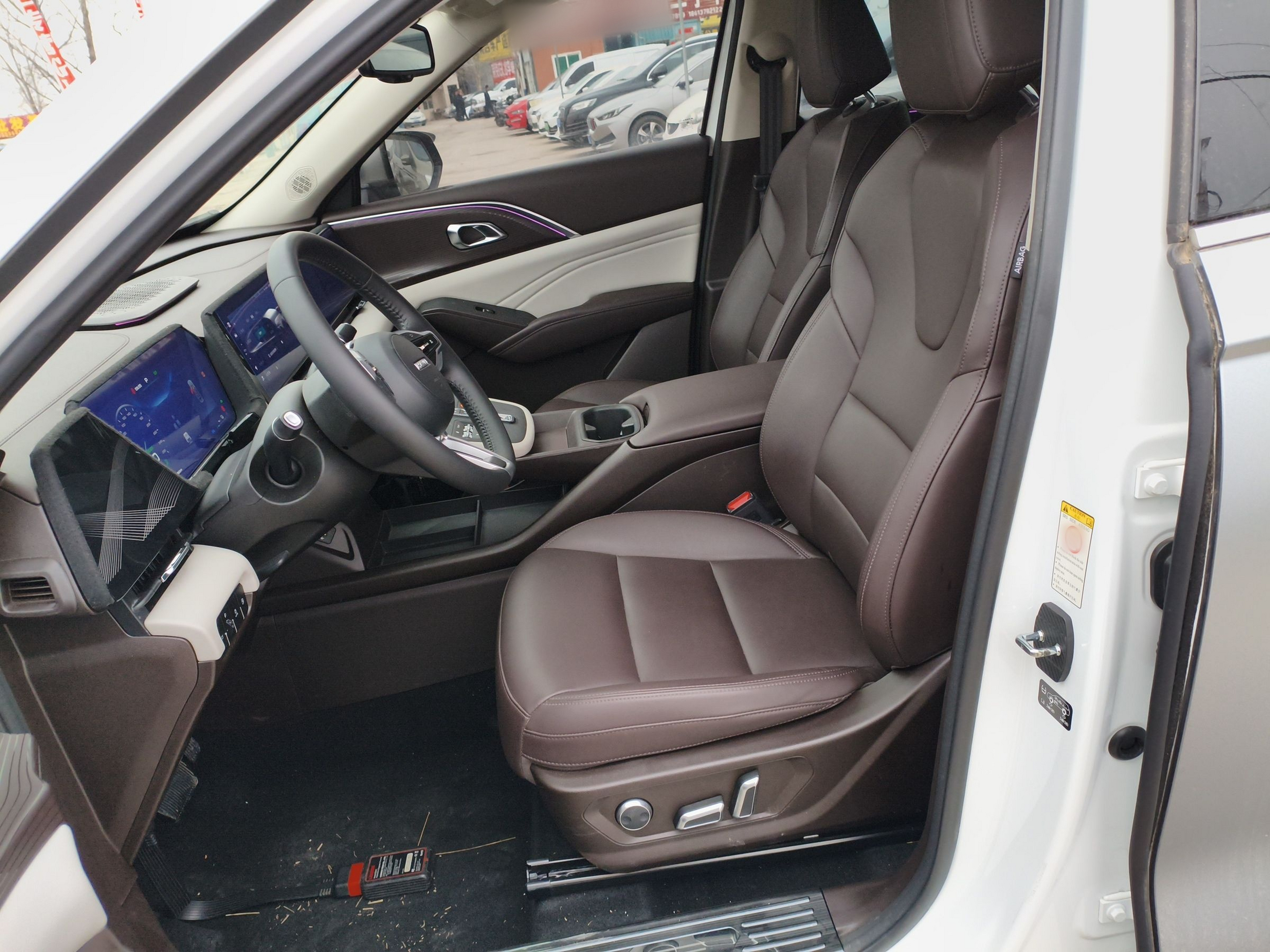 المقاعد الأمامية داخل السيارة