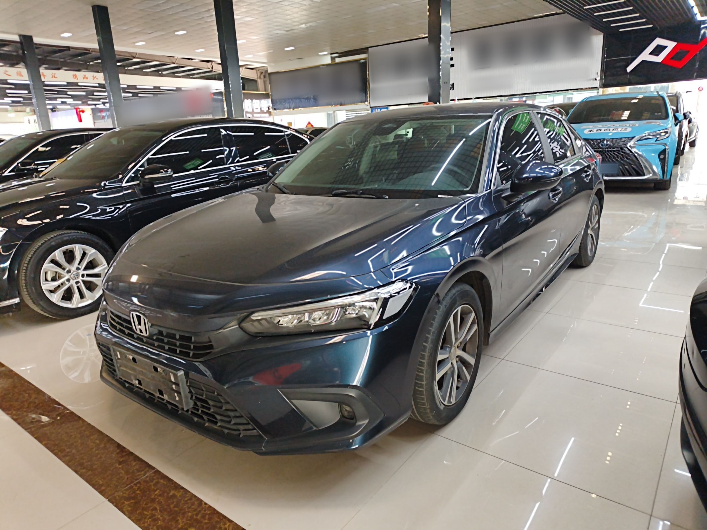 تحت مقدمة السيارة