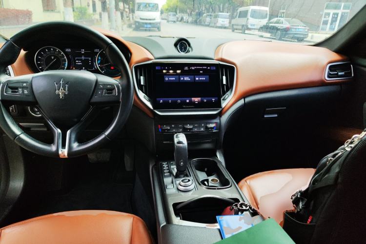 Used Maserati Ghibli 2022 2.0T GT Sharp Edition Center Console