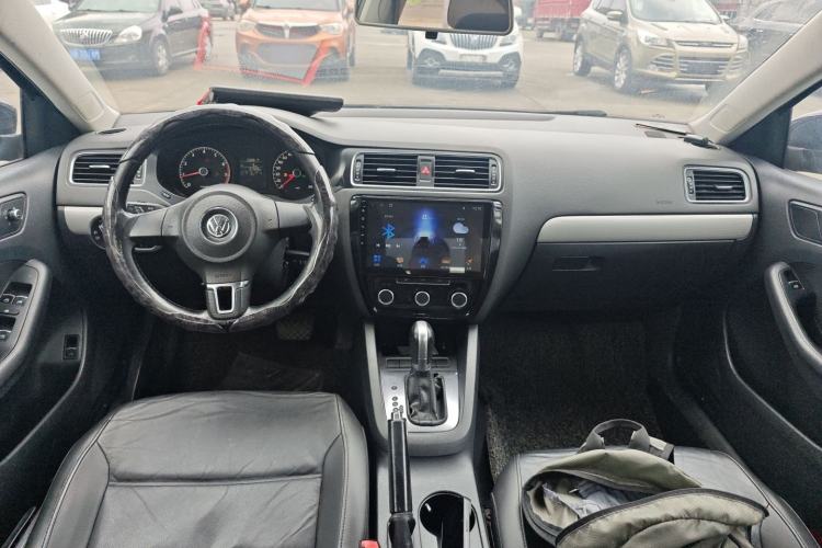 Used Volkswagen Sagitar 2014 1.6L Automatic Comfort Model Center Console