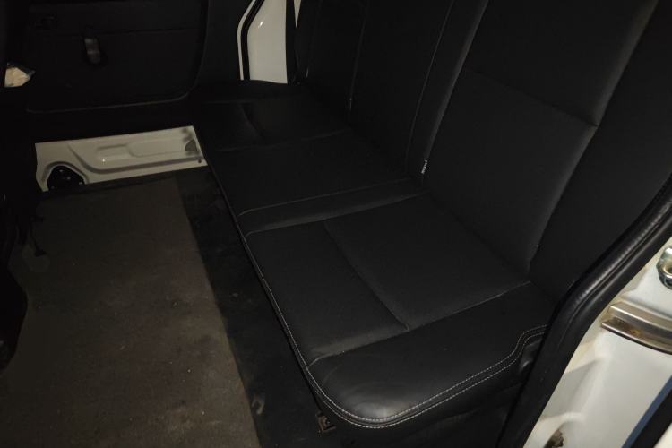 Used Jinbei Gold Hiace M Classic 2022 Panda Edition 1.5L Travel Lion Passenger Van 5 Seats