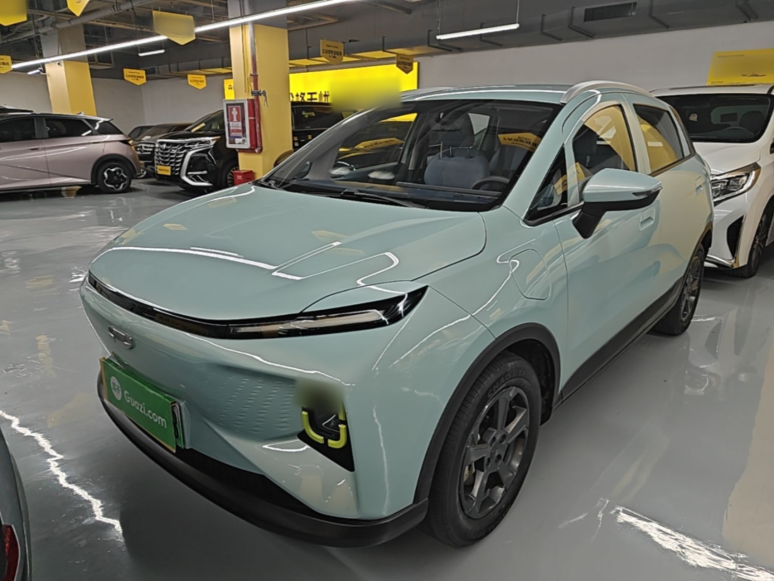 Под передней частью автомобиля