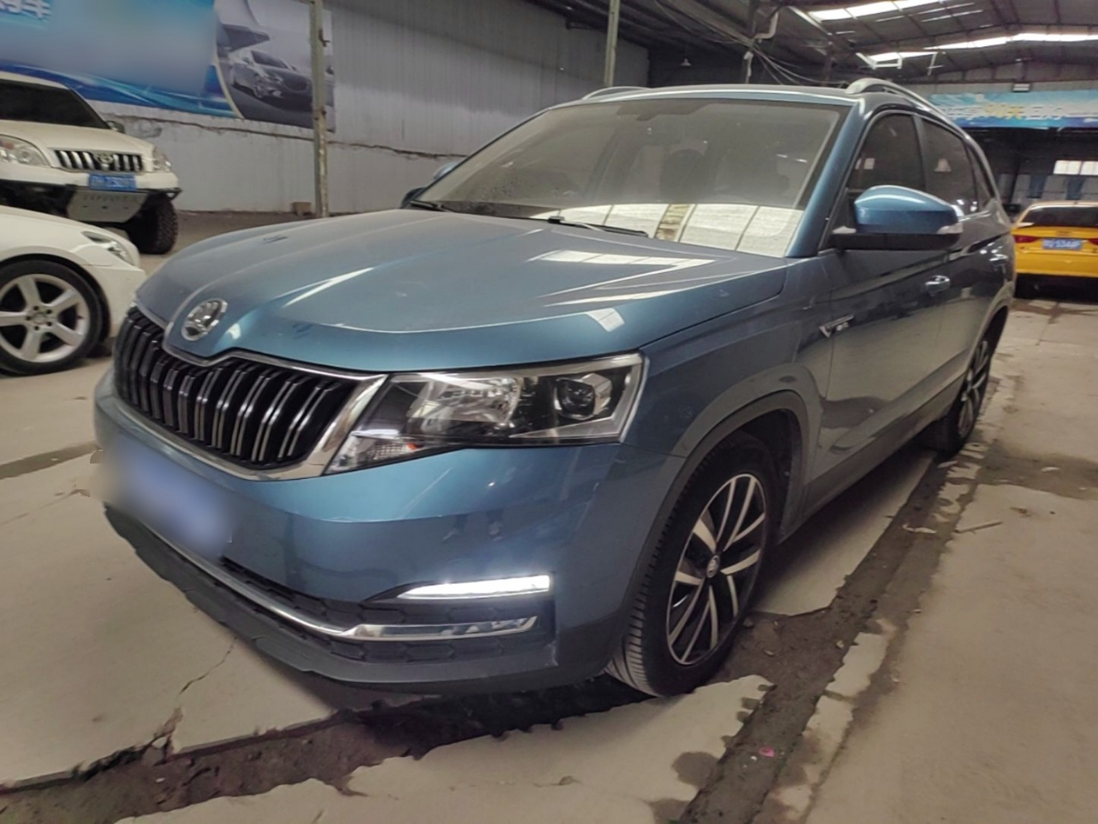 Под передней частью автомобиля