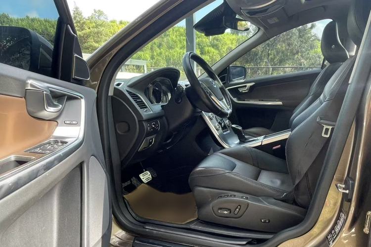 Used Volvo V60 2015 T5 Zhiya Edition
