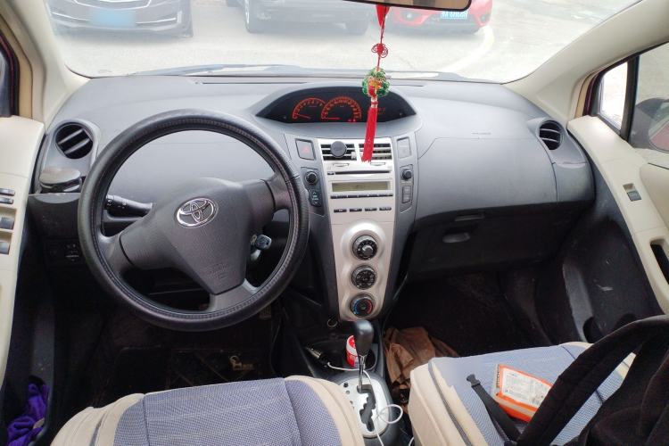 Used Toyota Yaris 2009 1.6E Automatic Comfort Edition Center Console