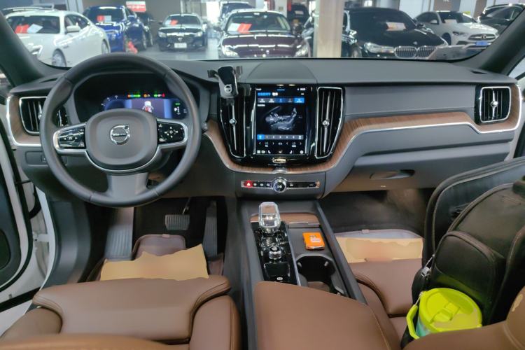 Used Volvo XC60 New Energy 2023 T8 Plug-in Hybrid Long-Range All-Wheel Drive Smart Luxury Edition
