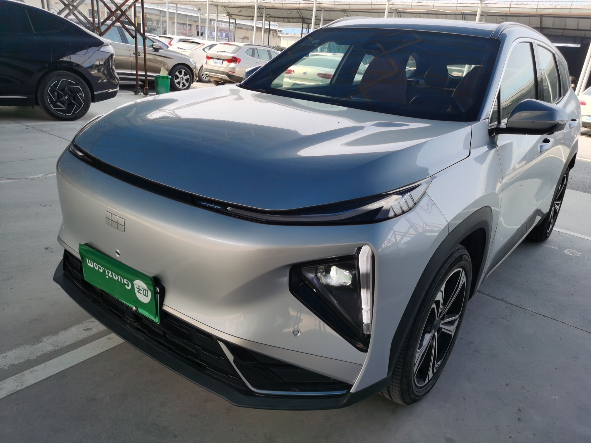 Под передней частью автомобиля