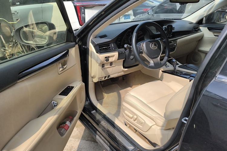 Used Lexus ES 2014 300h Elite Edition
