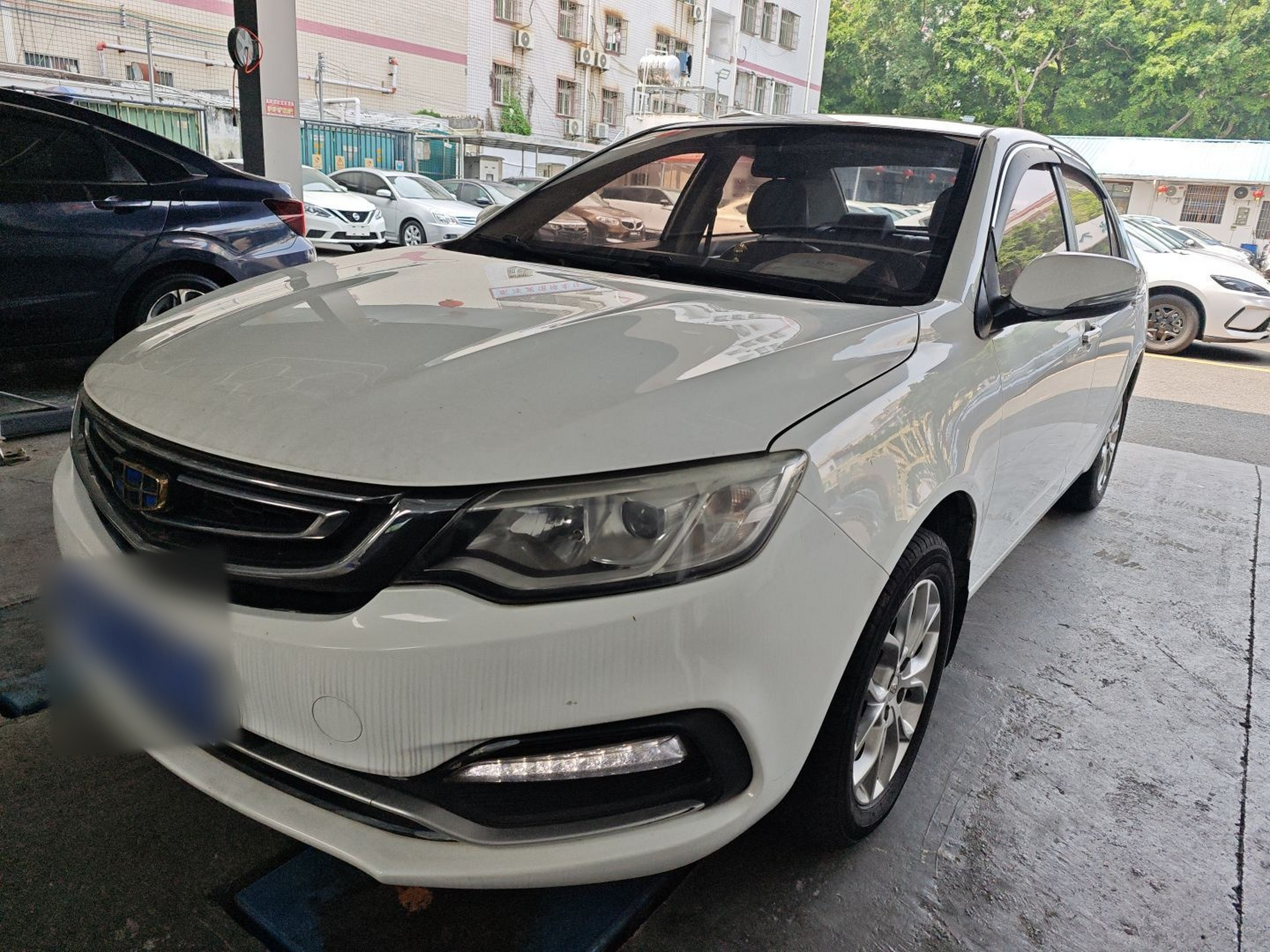 Под передней частью автомобиля