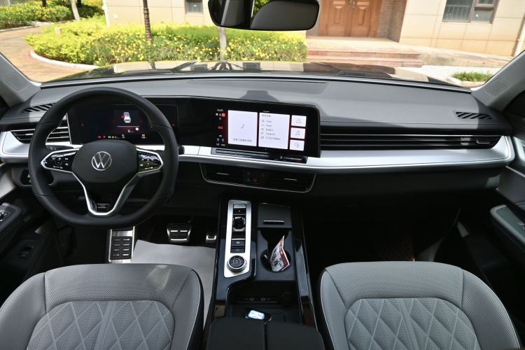 Used Volkswagen Tavendor 2024 380TSI All-Wheel Drive R-Line Blacklight Knight Edition Interior 9