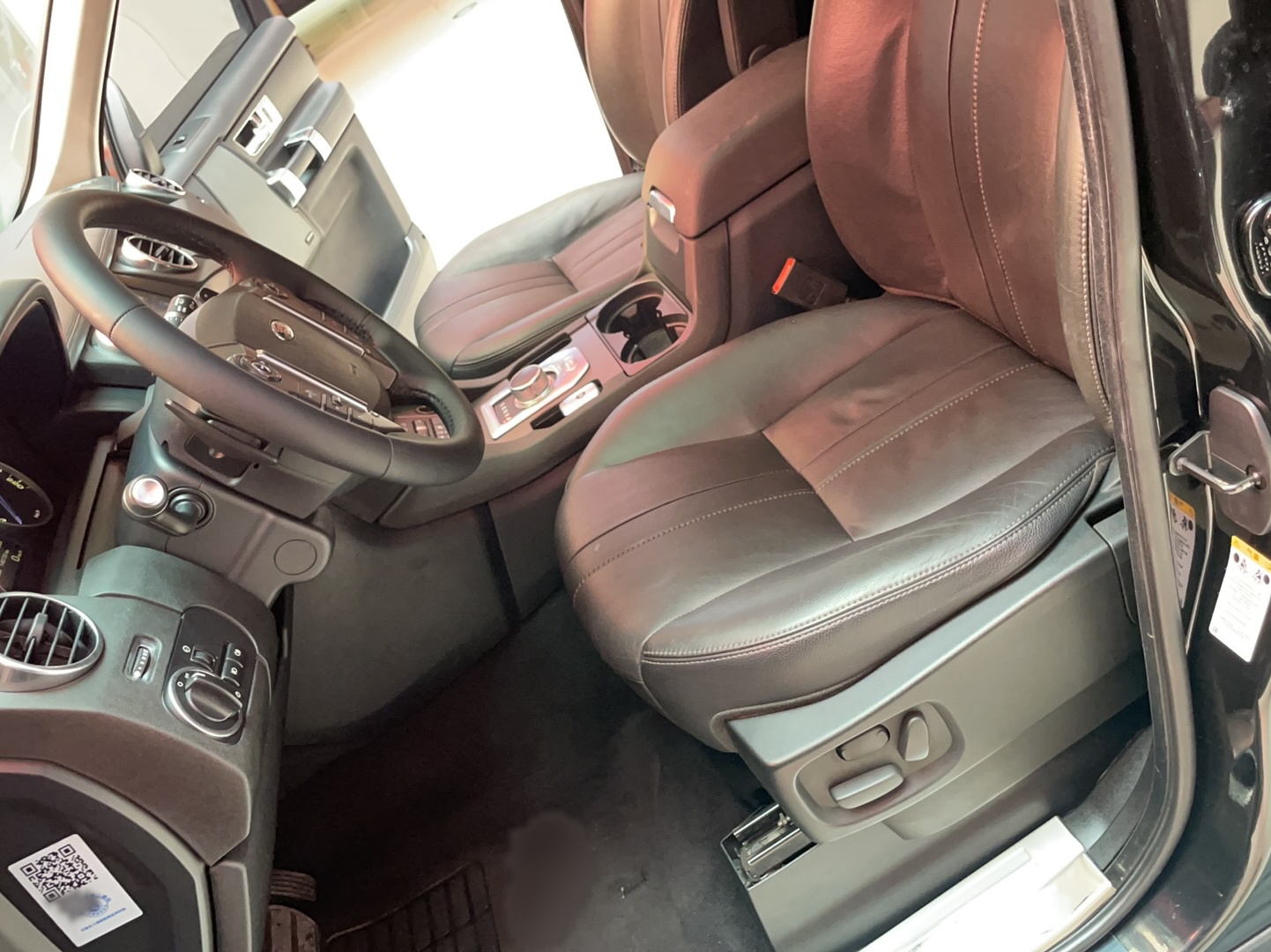 المقاعد الأمامية داخل السيارة