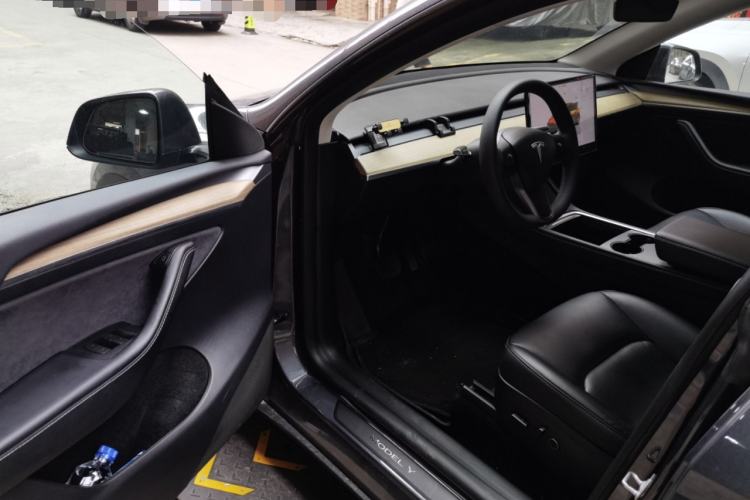 Used Tesla Model Y 2023 Long-Range All-Wheel-Drive Version
