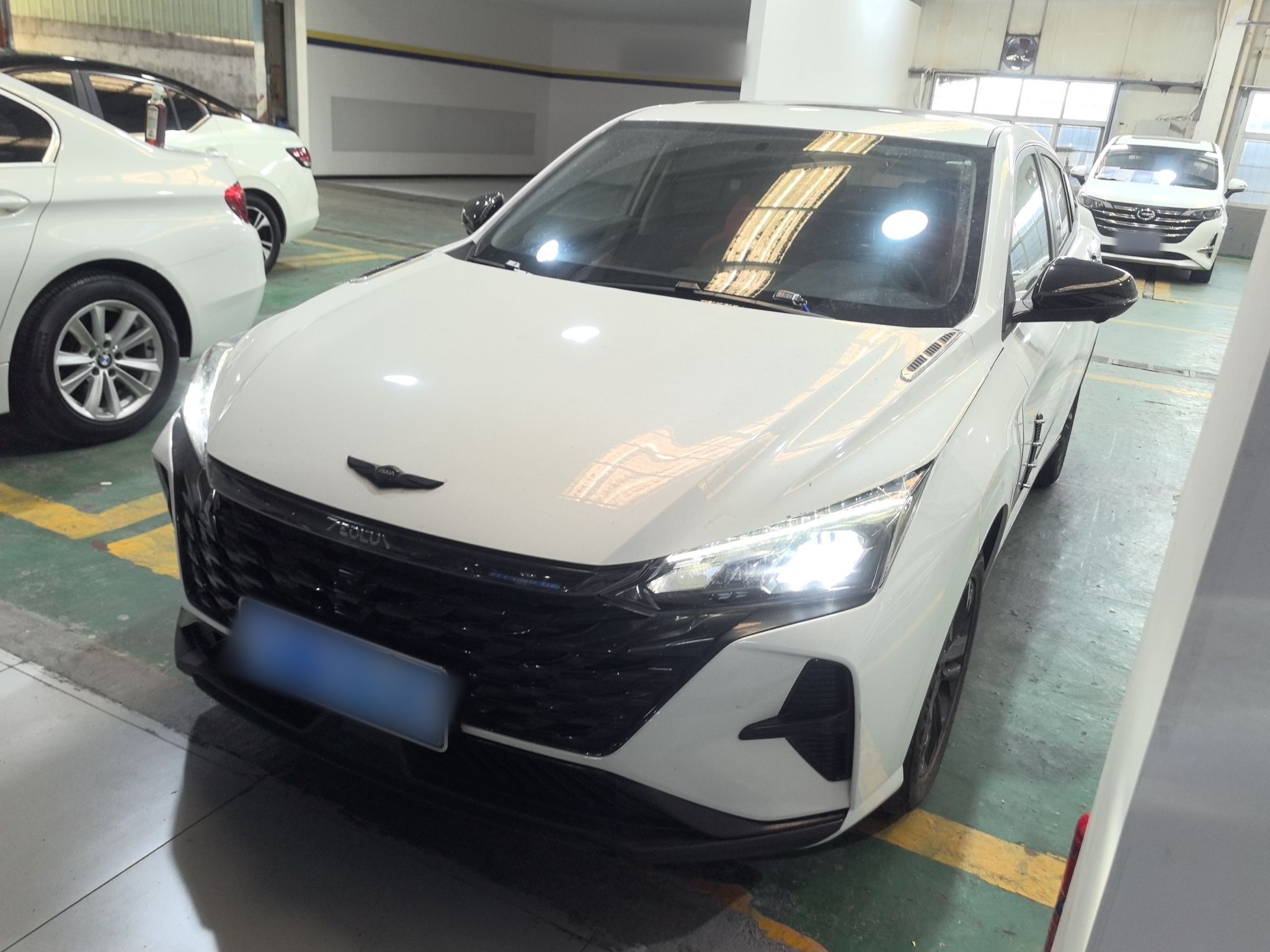 تحت مقدمة السيارة