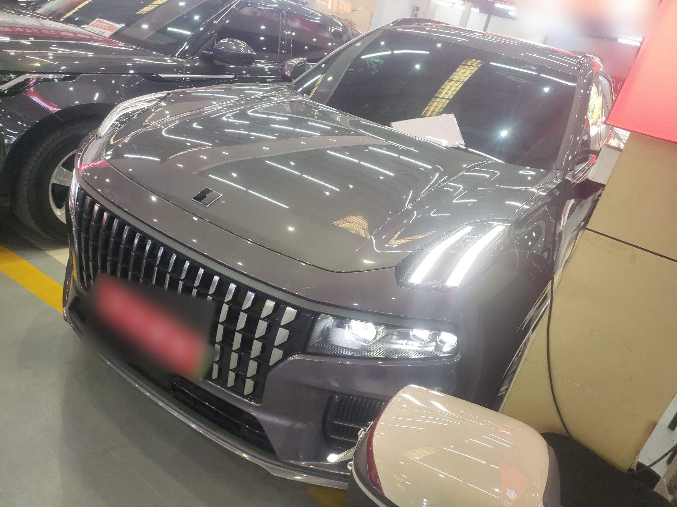 تحت مقدمة السيارة