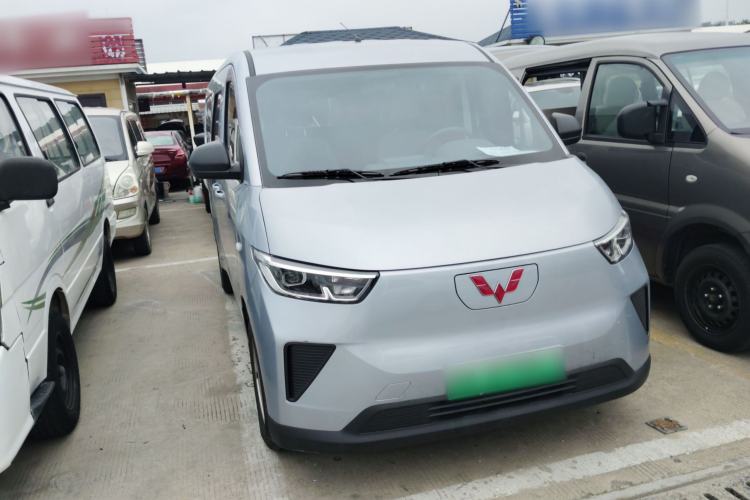 Used Wuling Yangguang 2024 300KM Comfort Version Passenger Van 75kW Front Right 45 Deg