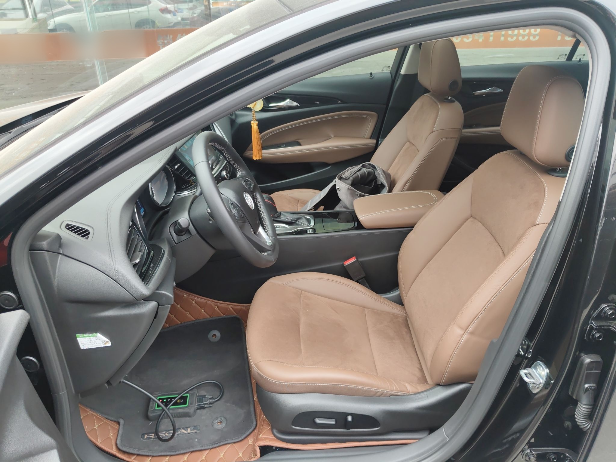 Переднее сиденье в автомобиле