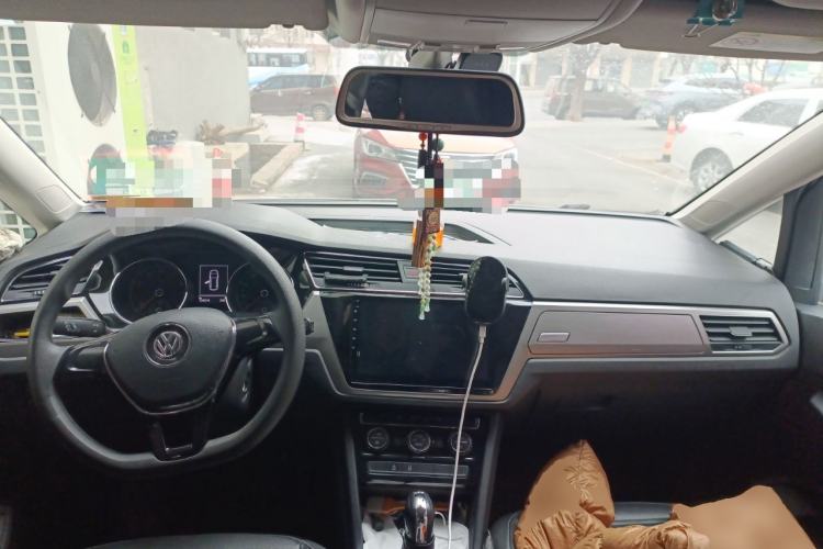 Used Volkswagen Touran 2016 Volkswagen Touran L 280TSI DSG Comfort Edition Center Console