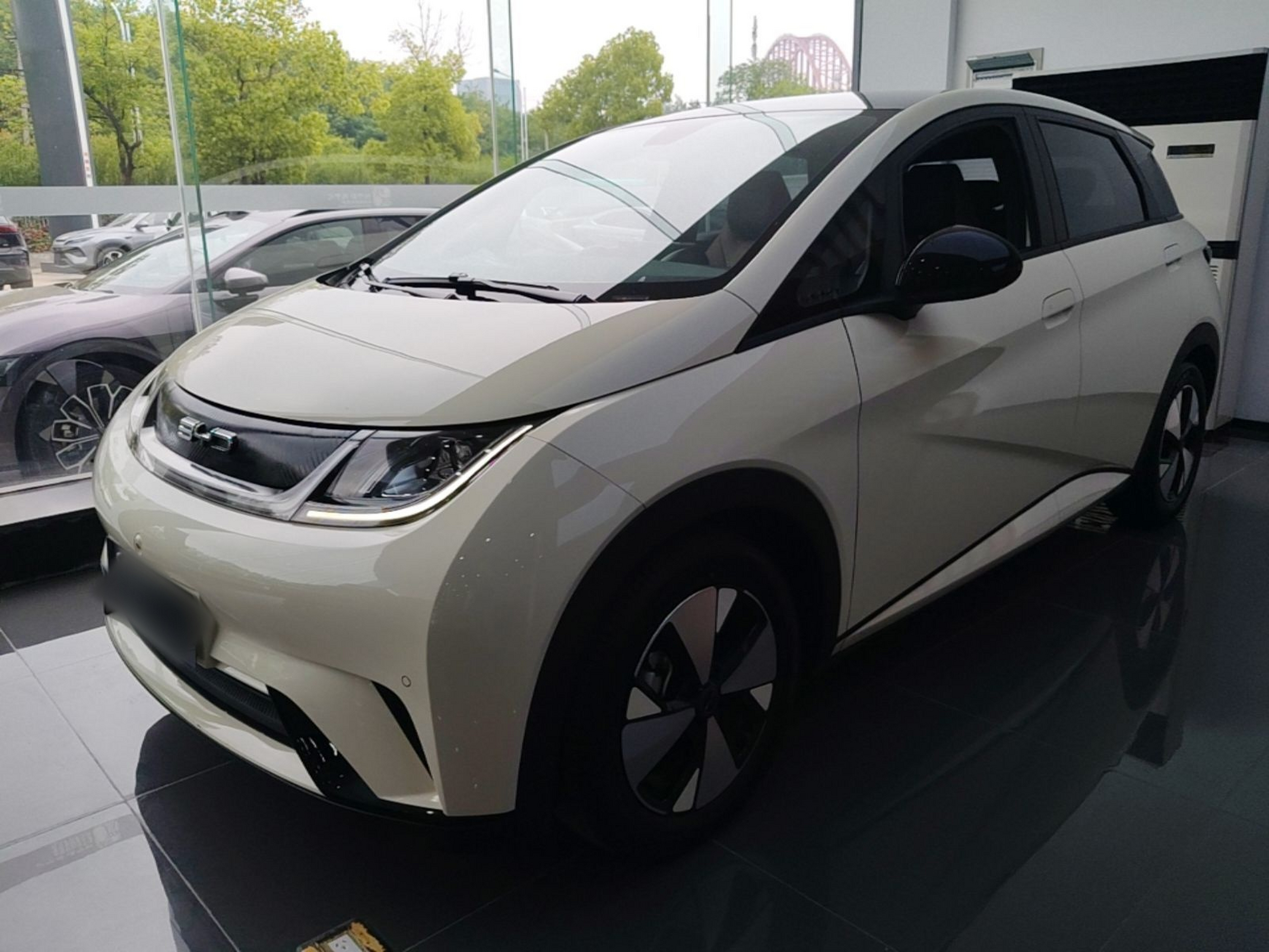 Под передней частью автомобиля