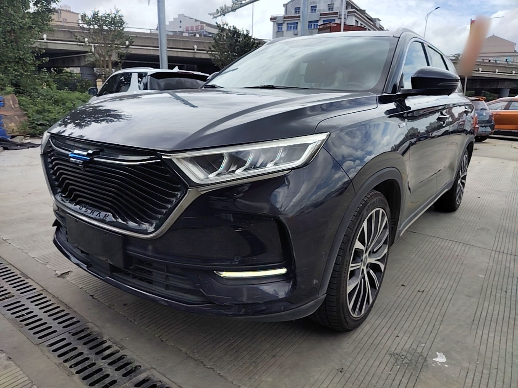 Под передней частью автомобиля