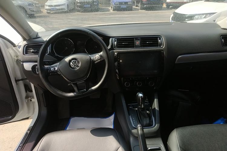 Used Volkswagen Sagitar 2018 1.6L Automatic Comfort Model Center Console