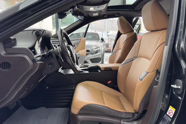 Used Lexus ES 2018 300h Premier Edition China V Standard Interior 2