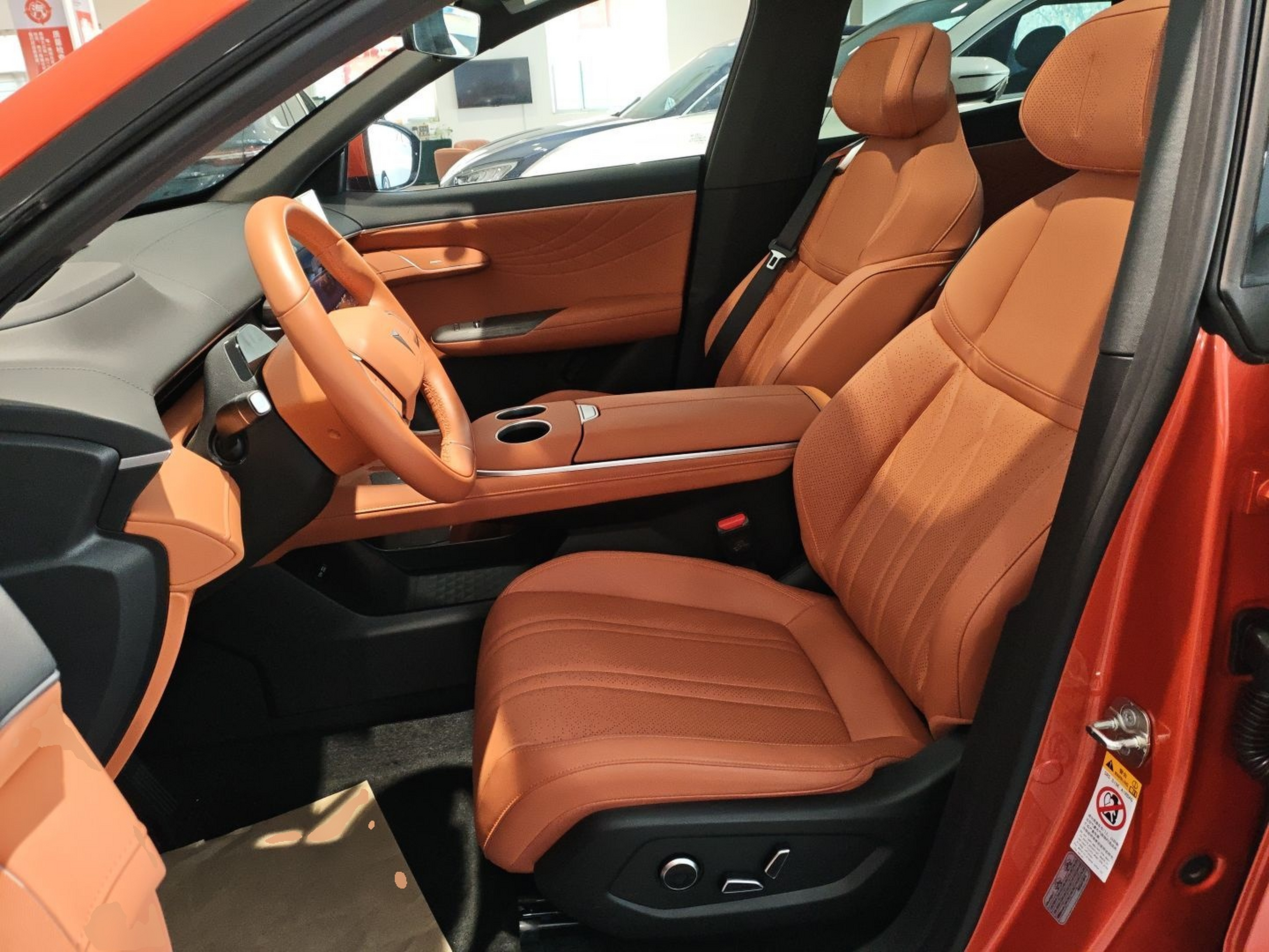 المقاعد الأمامية داخل السيارة