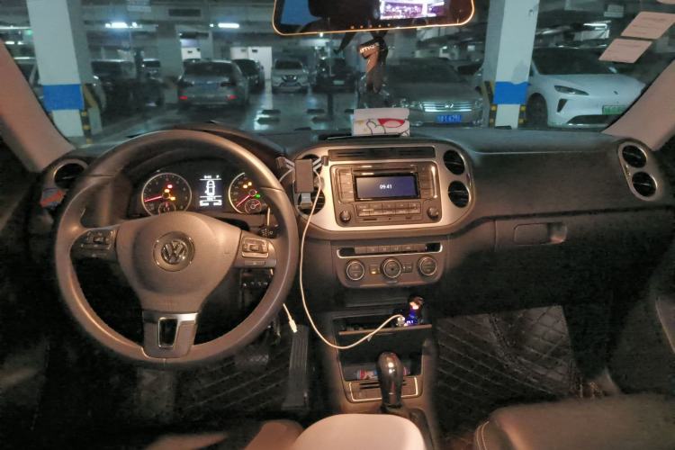 Used Volkswagen Tiguan 2017 300TSI Automatic Two-Wheel Drive Silk Road Comfort Edition Center Console