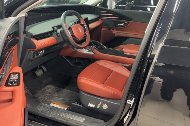 Used Lincoln Nautilus 2025 2.0T All-Wheel-Drive Luxury Hybrid Edition Left Front Seat