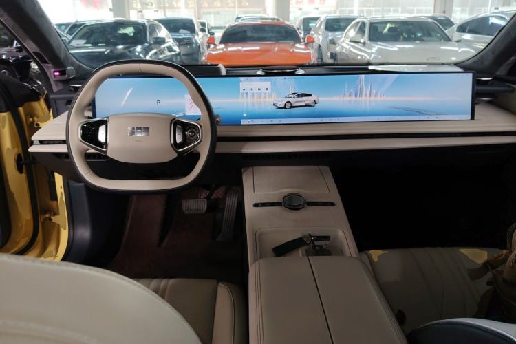 Used Geely Galaxy E8 2024 665 km Range Rear-Drive Starship Long-Range Version
