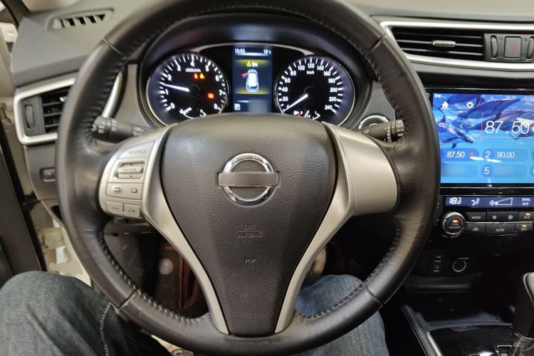 Used Nissan X-Trail 2015 2.0L CVT Comfort MAX Edition 2WD Steering Wheel
