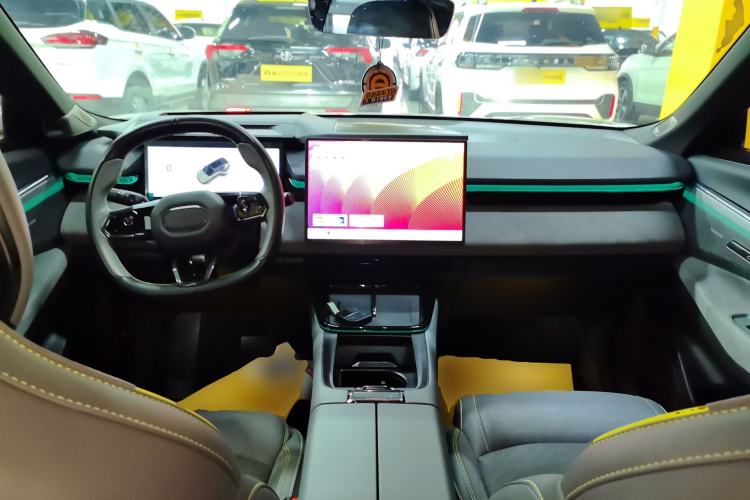 Used Lynk & Co 08 EM-P 2025 120km Long-Range Halo Center Console