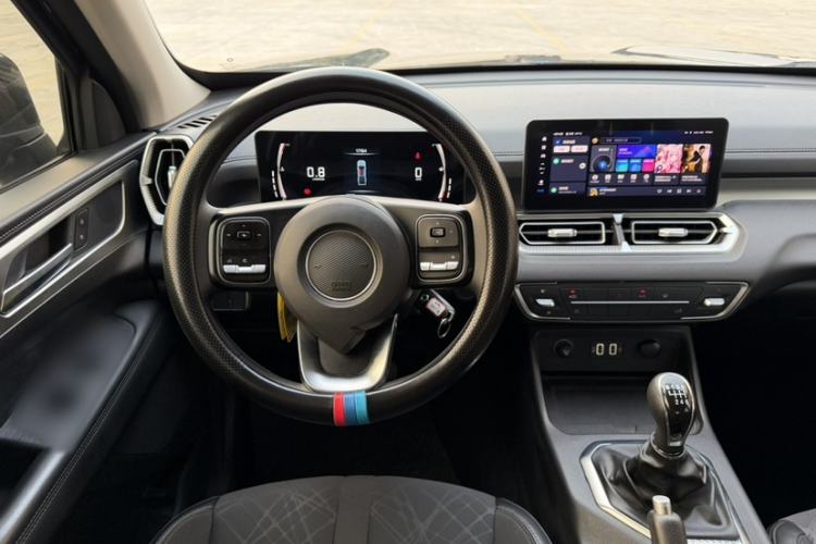 Used Great Wall King Kong Poer 2022 2.0T Manual Gasoline Two-Wheel Drive Elite Version with Long Bed and Flatbed – GW4C20B Interior 3