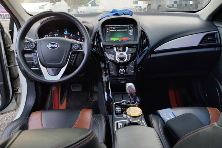 Used BYD Qin New Energy 2015 1.5T Dual-Crown Flagship Edition Center Console