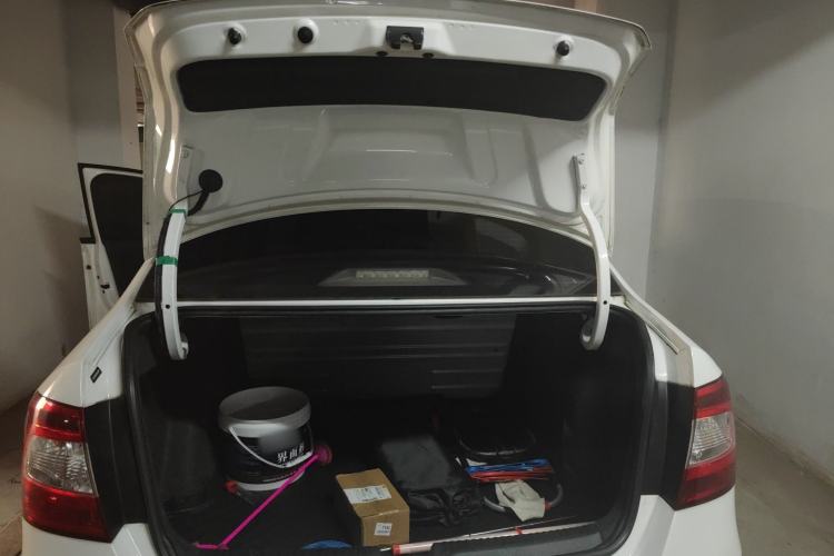 Used Skoda Rapid 2016 1.6L Manual Front-Wheel-Drive Version Trunk