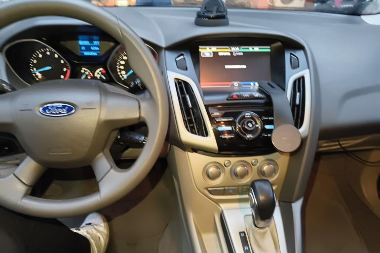 Used Ford Focus 2012 Sedan 1.6L Automatic Comfort Model Center Console