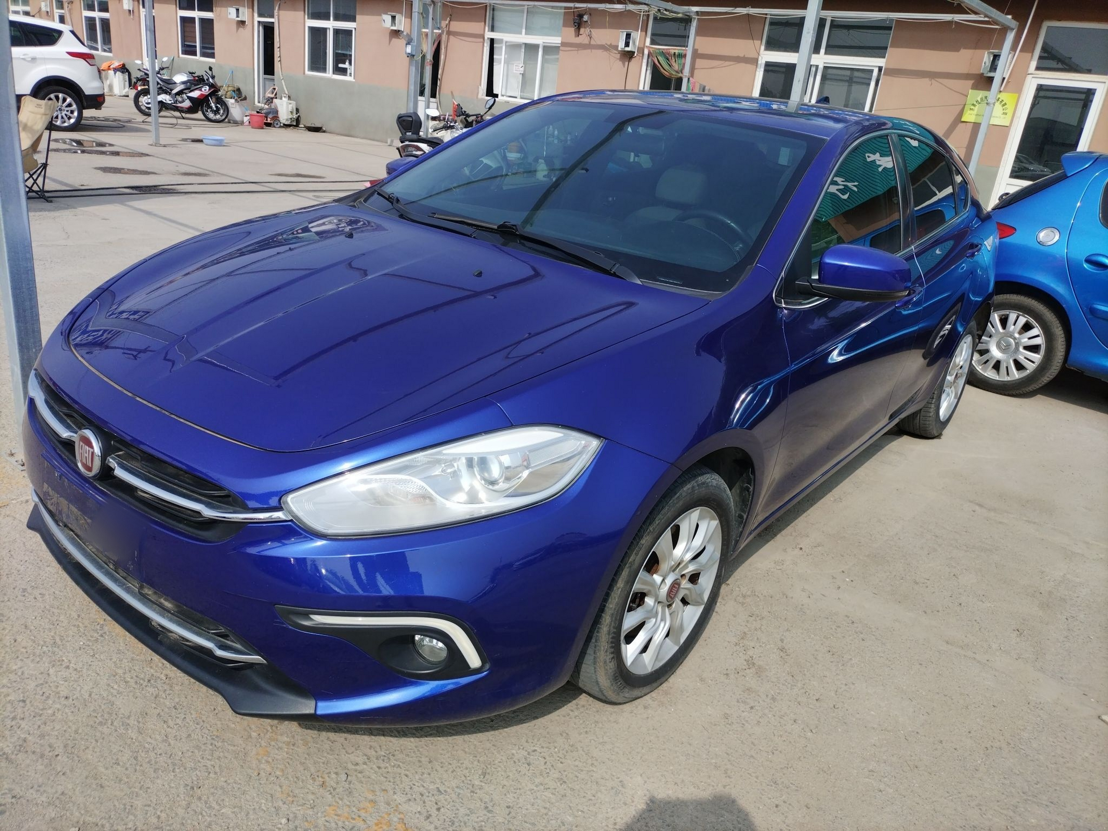 تحت مقدمة السيارة