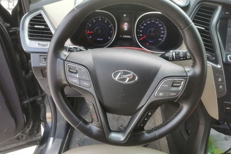 Used Hyundai Santa Fe 2013 2.4L Automatic Two-Wheel Drive Smart Version Steering Wheel