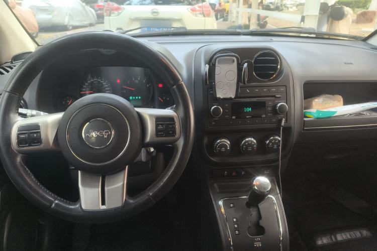 Used Jeep Compass 2012 2.4L four-wheel-drive sport version
