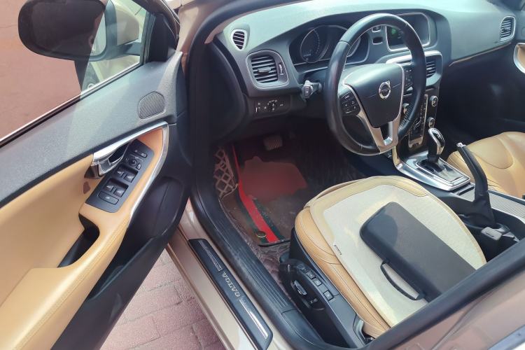 Used Volvo V40 2016 T3 Zhiyi Edition
