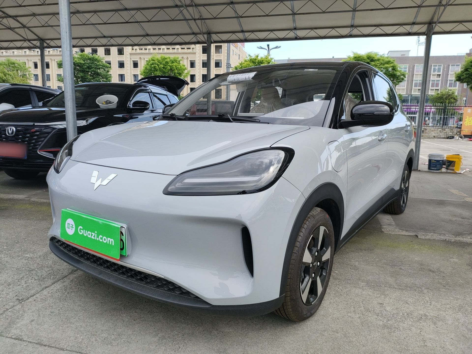 Под передней частью автомобиля