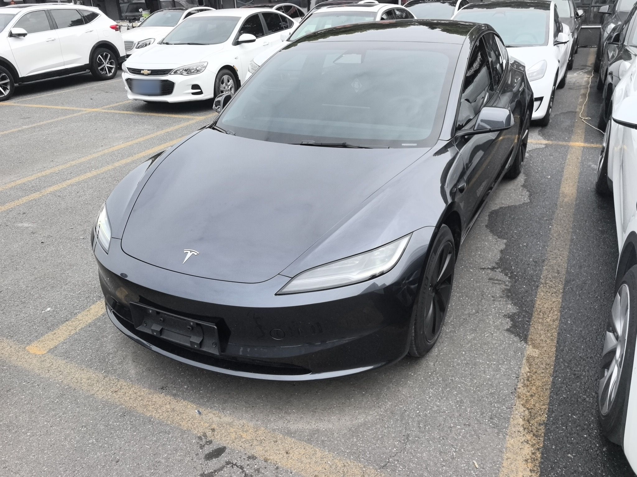 تحت مقدمة السيارة