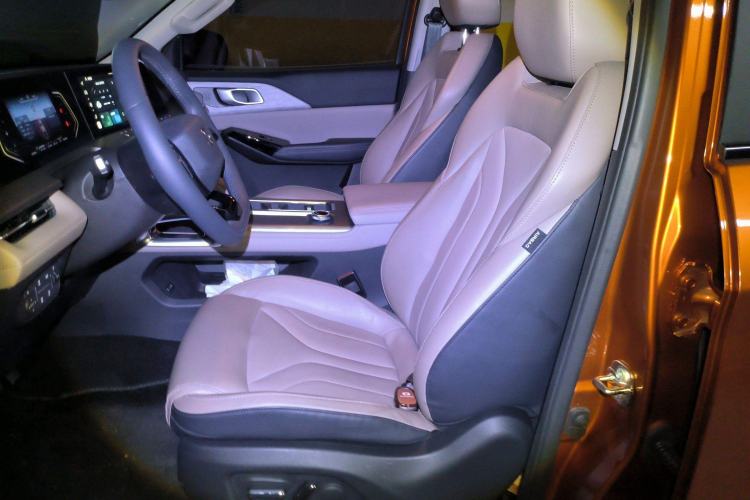 Used Changan Hunter 2024 Knight Edition Flagship Model Dual-Motor All-Wheel Drive Standard Box
