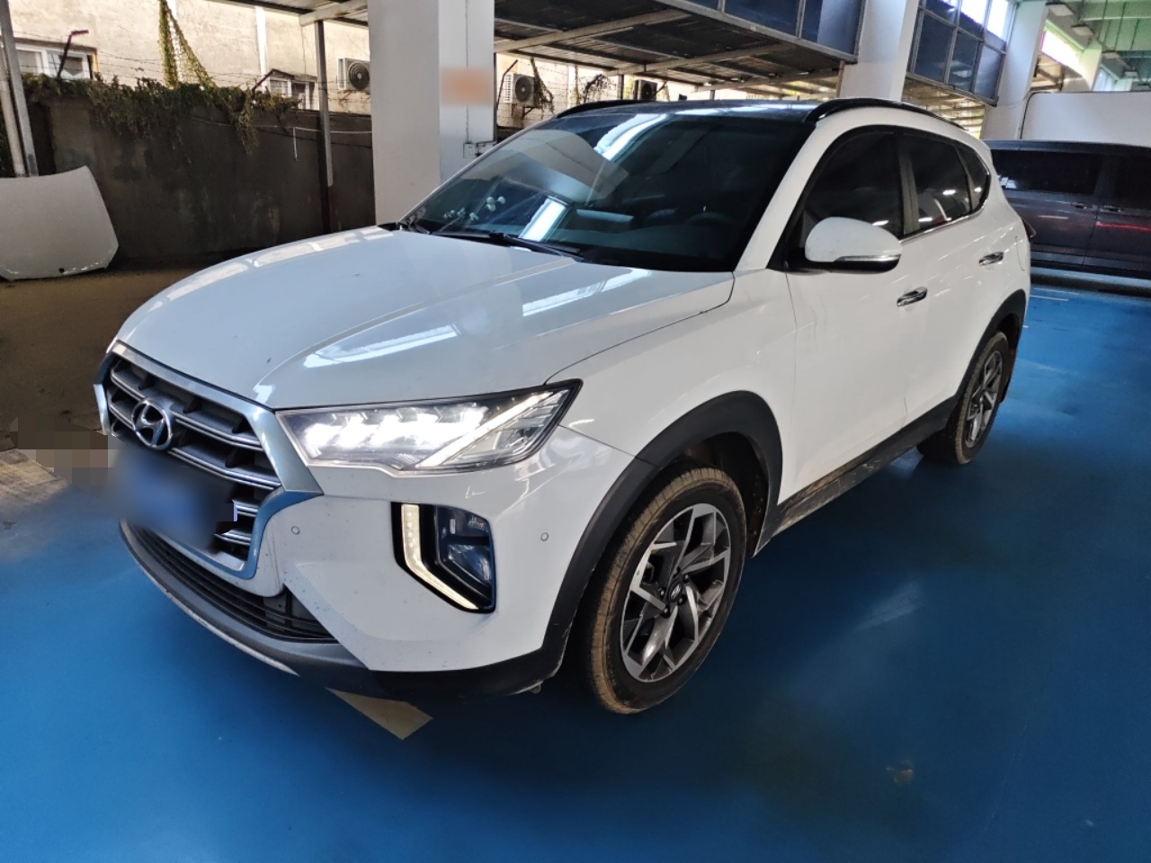 تحت مقدمة السيارة