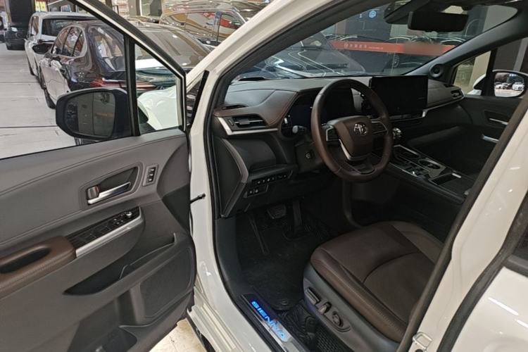 Used Toyota SIENNA 2021 2.5L Hybrid Platinum Edition Driver Seat