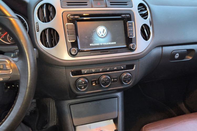 Used Volkswagen Tiguan 2013 1.8 TSI Automatic All-Wheel Drive Luxury Model Audio And AC Panel