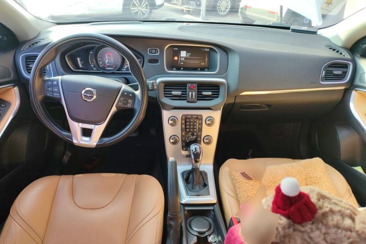 Used Volvo V40 2017 T3 Zhiya Edition Center Console