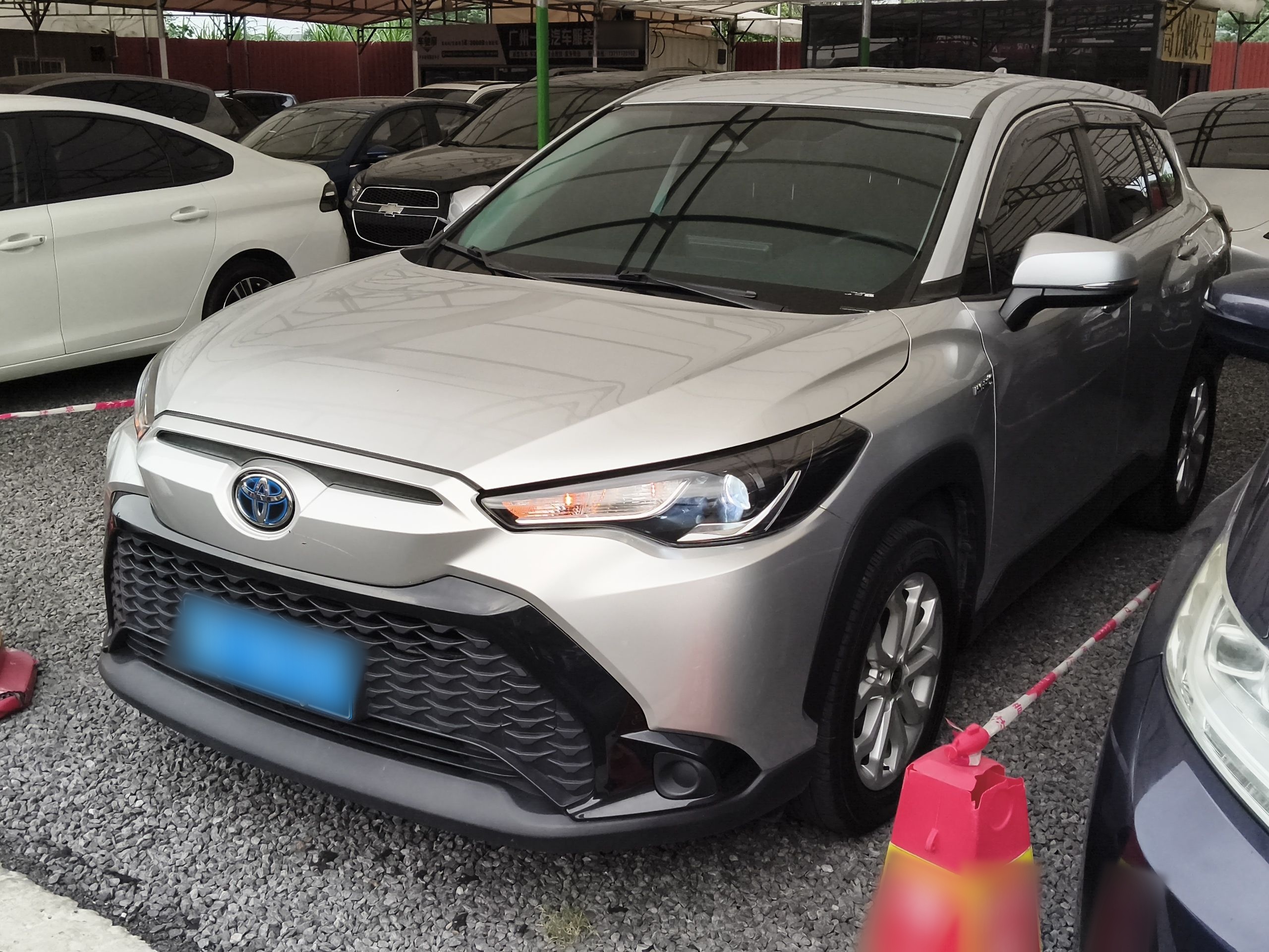 تحت مقدمة السيارة