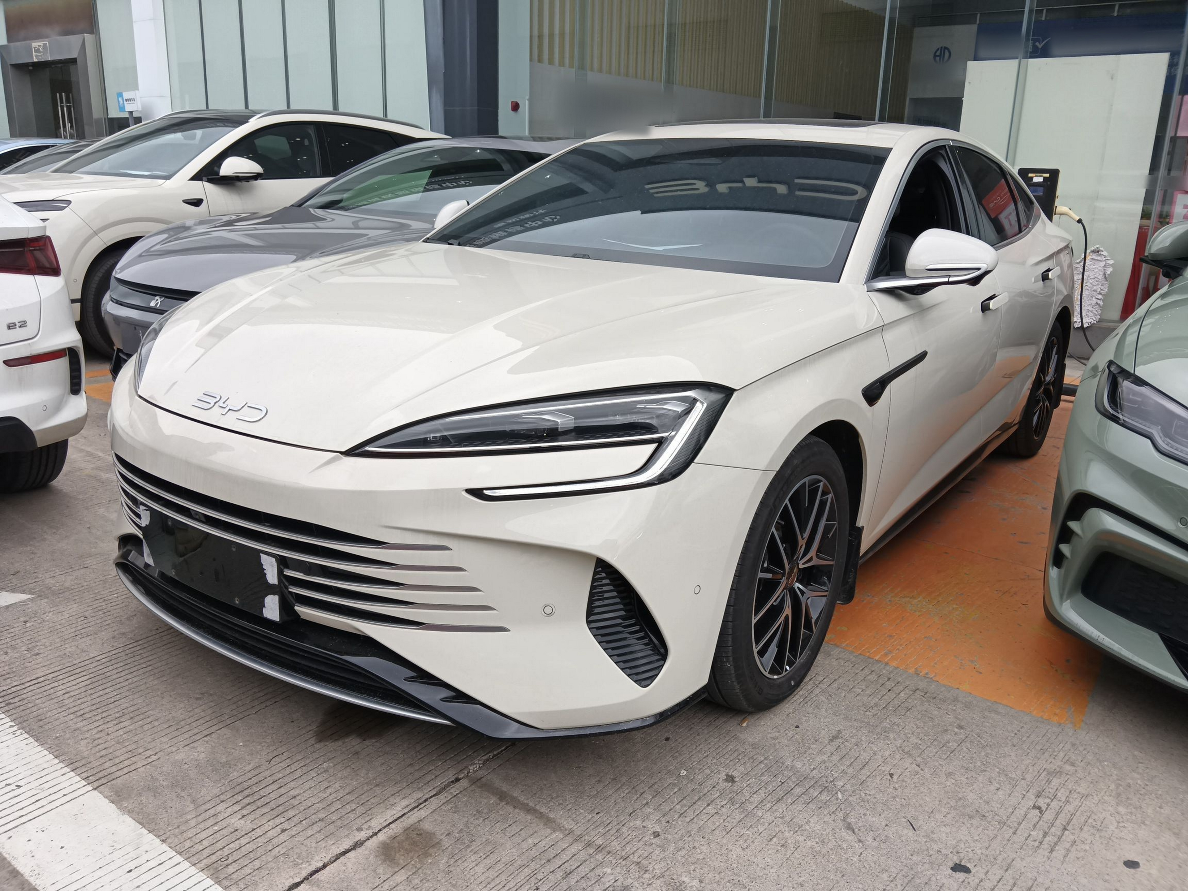 Под передней частью автомобиля