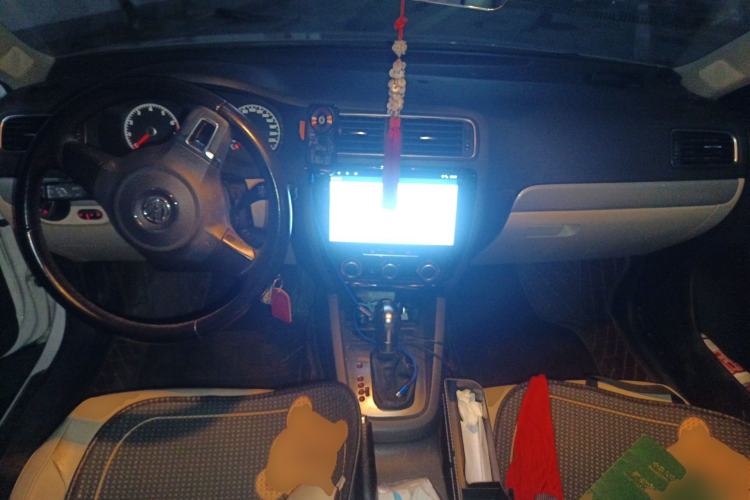 Used Volkswagen Sagitar 2014 1.6L Automatic Comfort Model Center Console