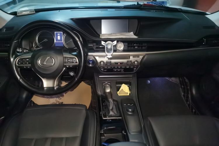 Used Lexus ES 2017 300h Mark Levinson Comfort Edition